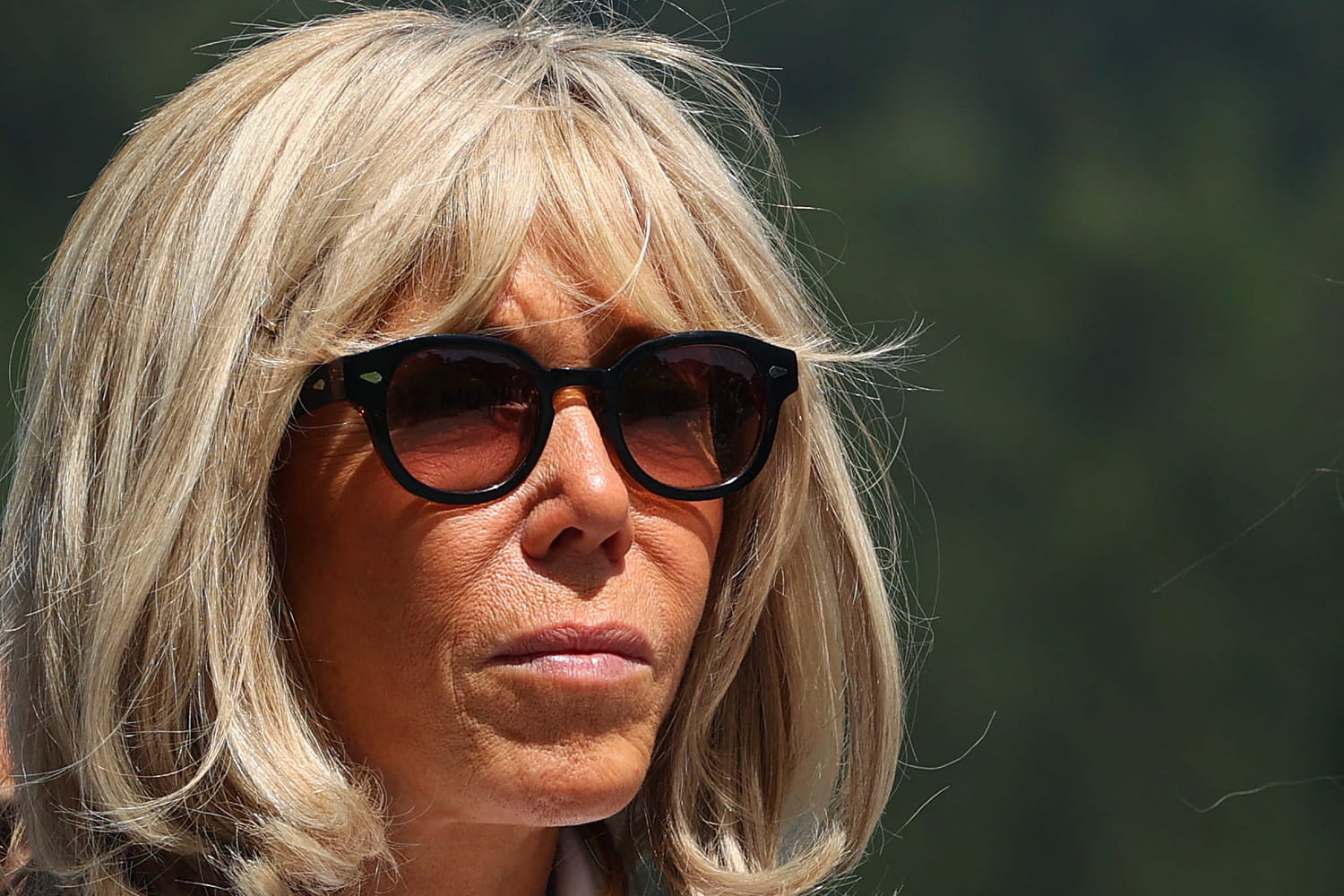 Brigitte Macron ose le total look blanc, parfait pour l’été